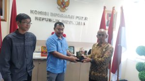 penyerahan cendera mata ubt ke KIP